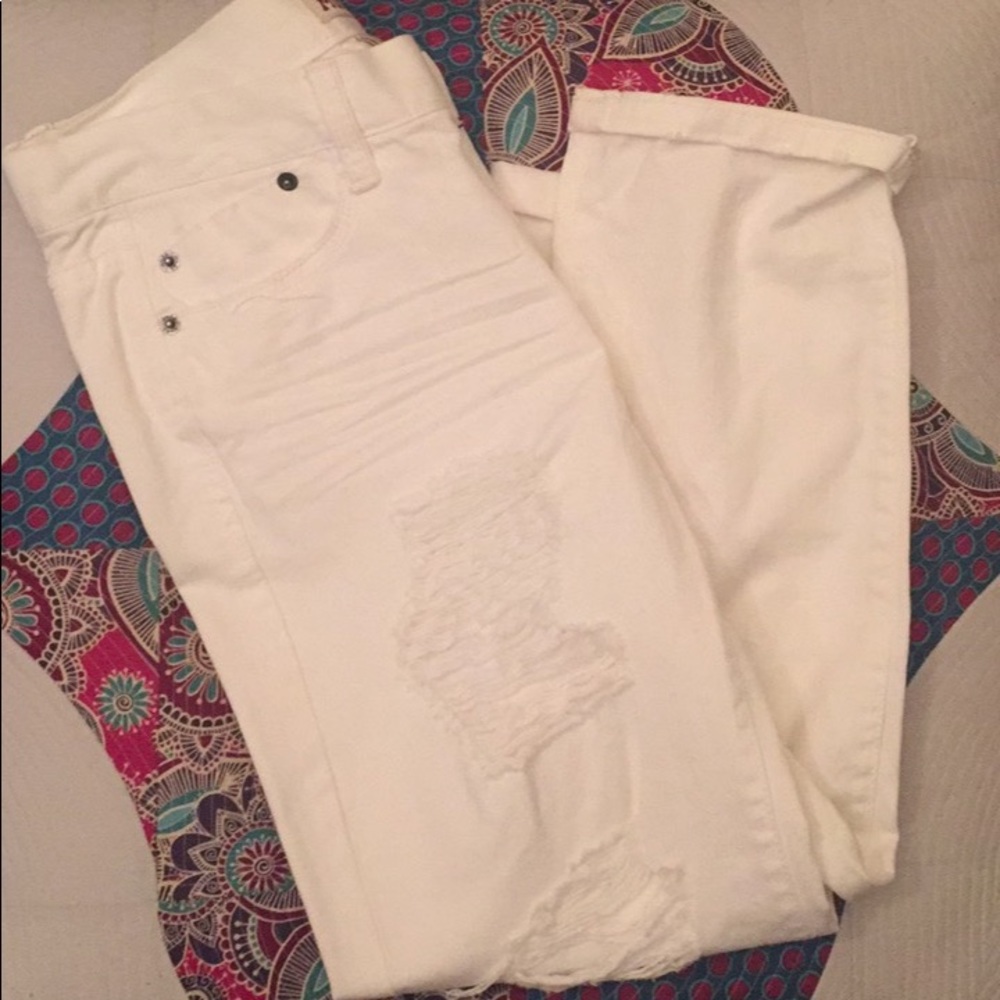 Distressed Cropped Jean Capris